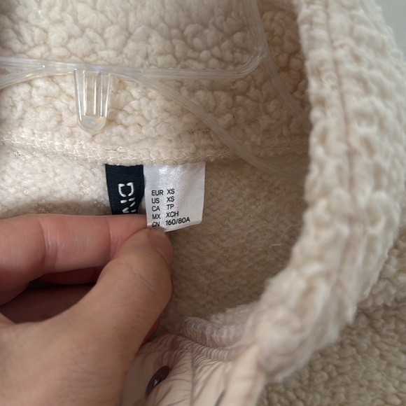 Cozy Cream Sleeveless Sweater crop H&M divided size xs - Picture 2 of 3